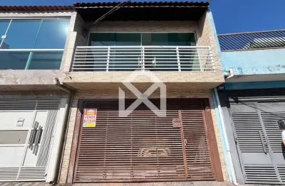 Sobrado à venda com uma casa no piso superior e uma casa no piso inferior, com 210m, 2 vagas de gar