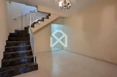 Sobrado à venda e locação com metragem total de 250m, 2 dormitórios, 1 vaga de garagem, jardim vila