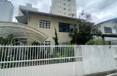 Casa de excursão com 11 suítes na região central de meia praia - itapema.