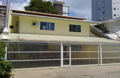 Ampla casa de excursão localizada em área central de meia praia - itapema