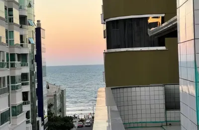 Cobertura quadra mar em meia praia com amplo terraço e vista para mar