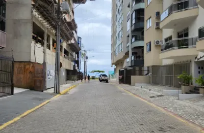 Lindo apto super equipado na região central de meia praia, quadra mar, à poucos metros do mar!