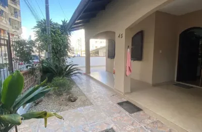 Ampla casa para aluguel de temporada, à 150mts da praia central de itapema