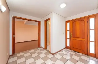 Excelente sobrado com 04 quartos sendo 03 suítes à venda em curitiba -pr.