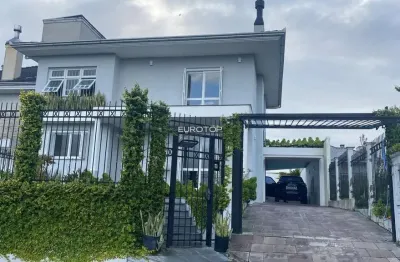 Excelente casa com 3 dormitórios, suíte, closet e piscina!