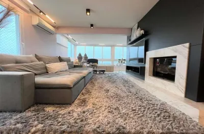 Linda cobertura duplex ricamente mobiliada, equipada e decorada!