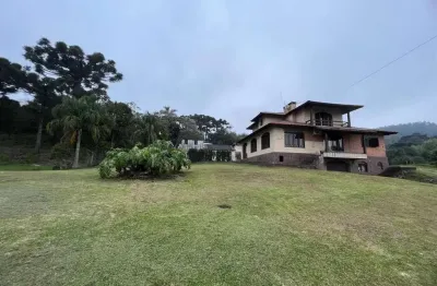 Área de terras com ampla residência, vinícola e casa centenária!
