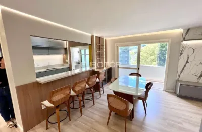 Amplo apartamento 2 dorm com sacada e churrasqueira - mobiliado!