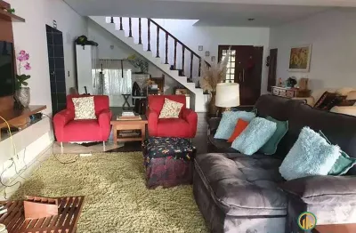 Casa com 3 suítes, piscina! próximo ao shopping granja viana