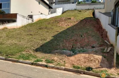 Terreno em aclive com 500m2 com casas ja construídas ambos os lados