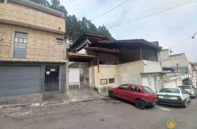 Casa de construção sólida em rua s/saída próximo centro de cotia.,doct ok!