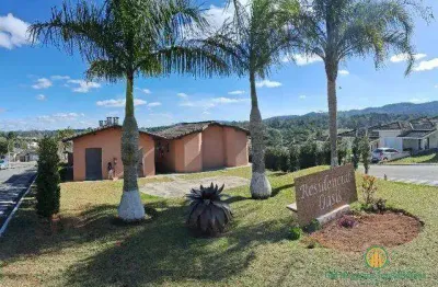 Casa térrea 3 dormitórios(sendo 1 suíte)com quintal em condomínio, centro