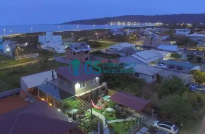 Ampla casa com 5 quartos, sendo 2 suítes e área de lazer com hidromassagem localizada a 300m da praia da pinheira em palhoça/sc