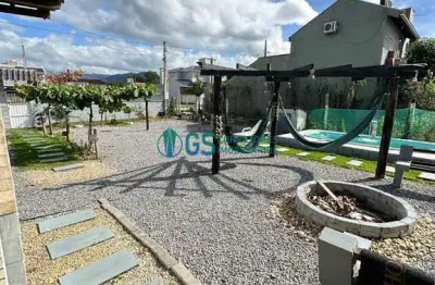 Casa com 2 kitnets, piscina e ampla área externa á venda na enseada da pinheira