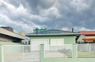Casa em terreno individual cercada de (360,00m²)  toda mobiliada e decorada,localizada no centrinho da praia da pinheira/sc