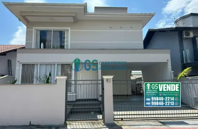 Casa de 3 dormitórios com piscina e garagem à venda na pedra branca