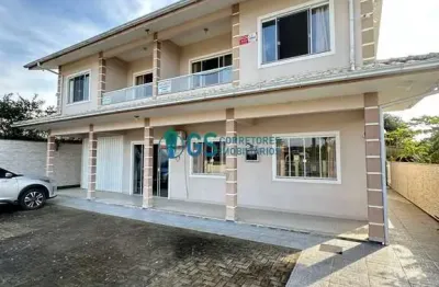 Casa-sobrado de 380m² proximo ao mar na praia do sonho/sc, com apartamentos com quartos, sala cozinha e churrasqueira nos dois andares.