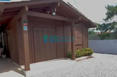 Casa de madeira com 3 quartos, mobiliada e com piscina à venda na praia da pinheira! aceita financiamento bancário