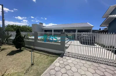 Casa á venda com 03 dormitórios, piscina, à poucos passos da praia da pinheira
