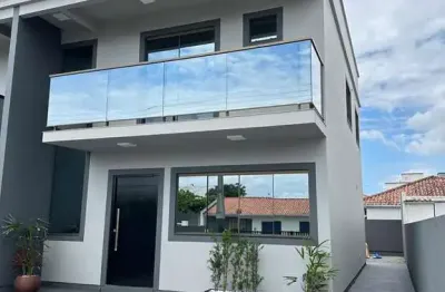 Amplo sobrado de 115m² com 3 quartos sendo 1 suíte, 4 vagas de garagem a 300m da praia do sonho.