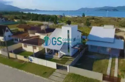 Ampla casa duplex com 03 quartos sendo 01 suíte na quadra mar e com vista mar para a praia da pinheira em palhoça - sc