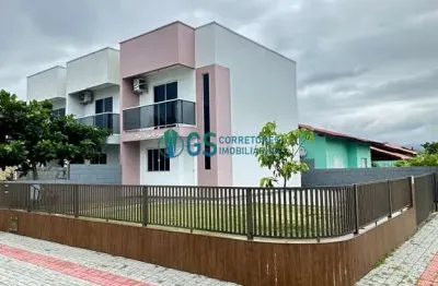 Sobrado de 2 quartos com amplo terreno privativo a poucos metros da praia do sonho em palhoça - sc