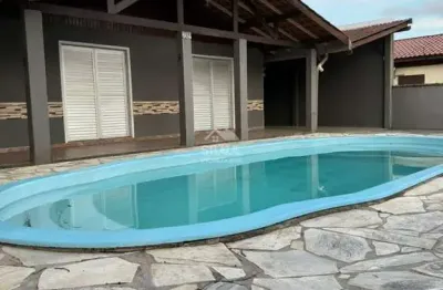 Casa com piscina para locação a 150m do mar, bal. praia de leste