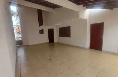 Casa com 3 quartos para alugar na Rua Laércio Bastos Pereira, Jardim Estoril, Bauru