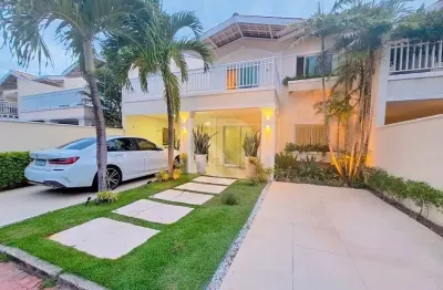 Casa 288m², em condomínio, 5 suites  100% projetada, decorada e climatizada,  + dce,  quintal c/ jacuzzi, 4 vagas , dunas