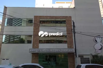 Sala no centro medico dra. nubia jaco, com banheiro social e estacionamento.