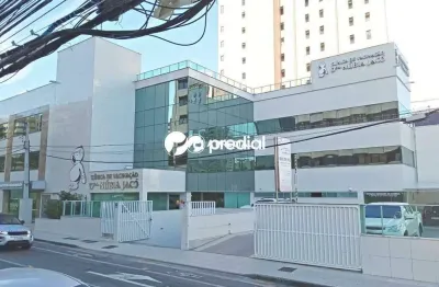 Sala no centro medico dra. nubia jaco, com banheiro social e estacionamento.