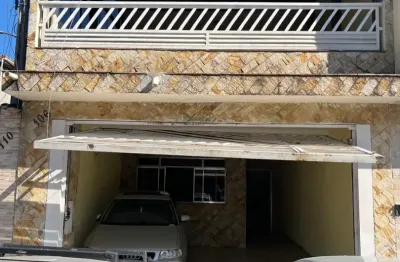 Lindo sobrado no vila guacuri com 3 suítes e área com churrasqueira!!