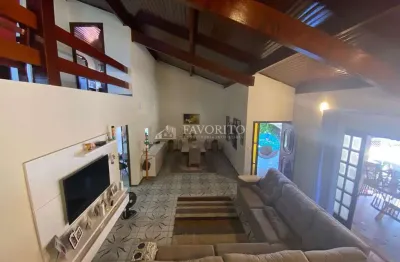 Casa térrea com piscina no condomínio shangri-lá em atibaia/sp