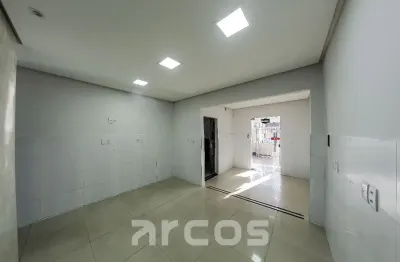 Casa com ponto comercial no grageru, 133m², 3 quartos, 2 entradas para uso misto. frente à praça, em área estratégica e de alto fluxo.