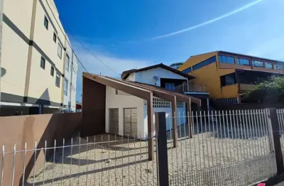 Vende-se casa de 2 pavimentos com 5 quartos em ótima localização na praia do santinho
