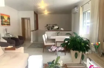 Imóvel residencial e comercial com apartamento principal de 2 domitórios (1 suíte), e mais um studio independente