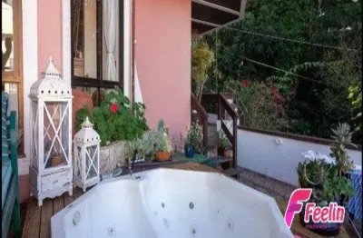 Casa com 5 domitórios sendo 2 suítes, semi-mobiliada e vista para natureza - carvoeira, florianópolis