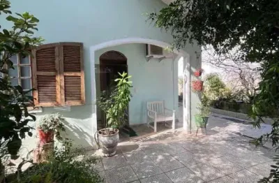 Casa com 4 dormitórios e espaços amplos no bairro trindade