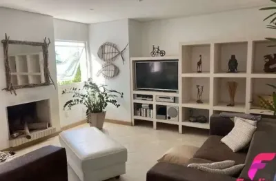 Casa contemporânea cercada por natureza - lagoa da conceição- florianópolis sc