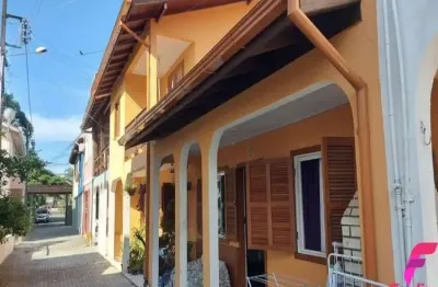 Casa com 6 dormitórios à venda, 198 m² |armação |florianópolis