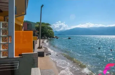 Casa de 4 dormitórios à beira do mar no ribeirão da ilha
