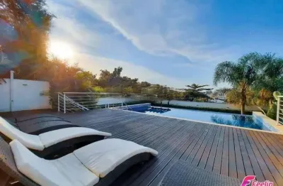 Cobertura duplex com 225m² de área privativos, jacuzzi e vista para o mar em canajurê