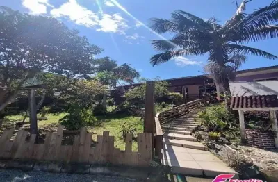 Casa com 3 dormitórios sendo 1 suíte que proporciona contato com a natureza e fácil acesso às universidades udesc, ufsc e comercio do bairro