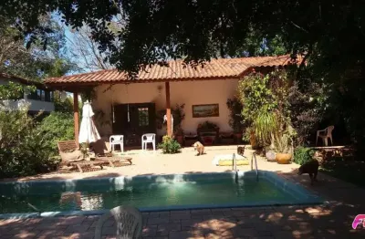 Casa com muita natureza ao redor e composta por 4 suítes - são joão do rio vermelho