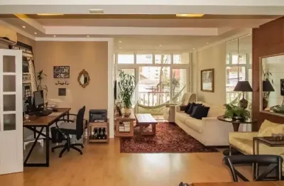 Apartamento com 2 dormitórios, vagas de garagem e 110 m² privativos no centro