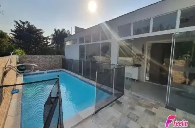 Casa com 224m² de área construída, 4 dormitórios (3 suítes), piscina, lareira e energia solar na cachoeira do bom jesus