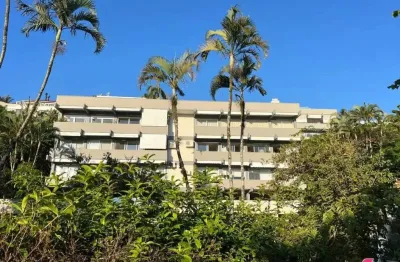 Apartamento com 3 dormitórios (1 suíte), mobiliado e a 140 metros da praia de canajurê