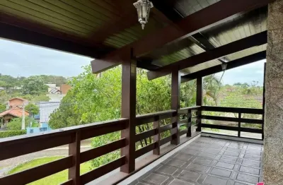 Casa em condomínio frente ao mar com 2 suítes, lareira e acabamentos em madeira nobre no cacupé