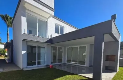 Casa nova com 4 suítes em terreno de 392m², pé direito duplo e janelas automatizadas na cachoeira do bom jesus- florianópolis - sc