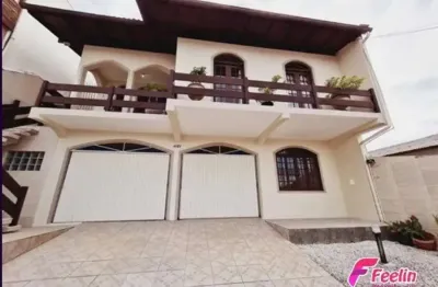 Casa 3 dormitórios com suíte master com ccoset e sacada em capoeiras